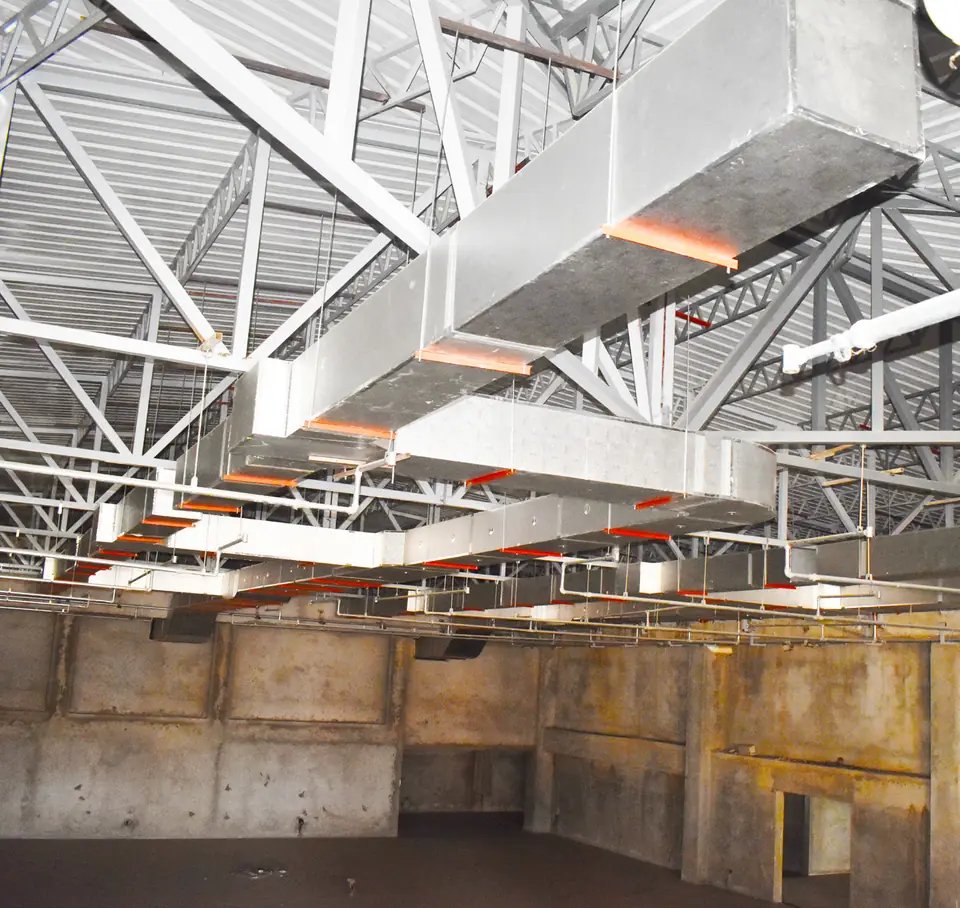 Ducts suspended under a steel roof structure